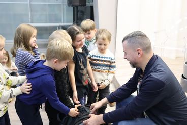 Wieluń: Biblioteka Miejska zaprosiła dzieci na spotkanie z fotografem Piotrem Pabisiakiem